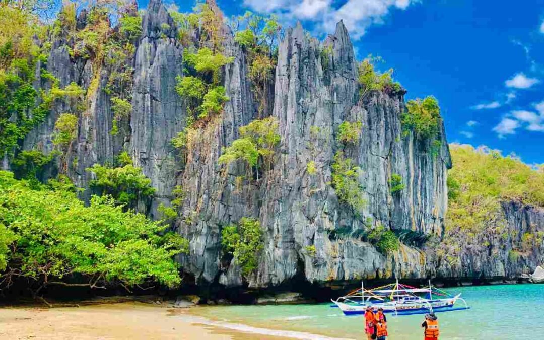 Is Wi-Fi readily available in Palawan, and what are the options for staying connected?